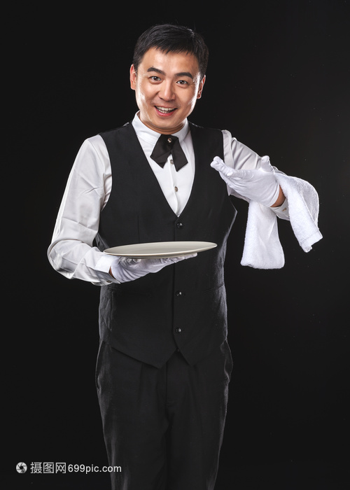 餐饮服务中男服务生托托盘动作的要领与意义